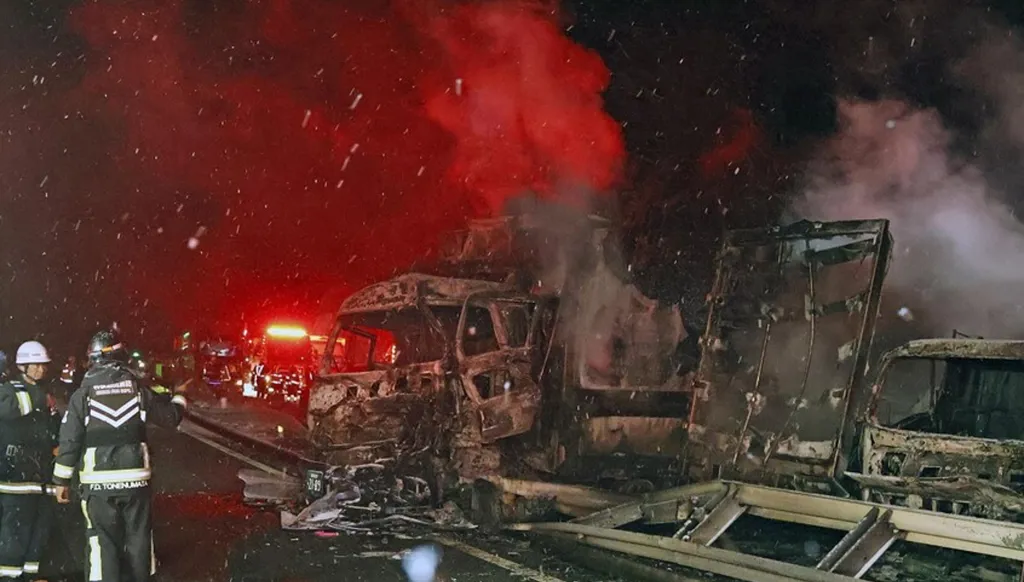 كارثة مرورية في اليابان: قتيل وجرحى واحتراق أكثر من 10 مركبات (صور - فيديو)