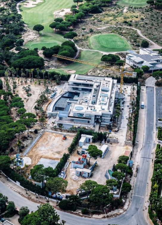 صورة لقصر رونالدو الذي عُرض للبيع من موقع موندو ديبورتيفو. (وكالات)