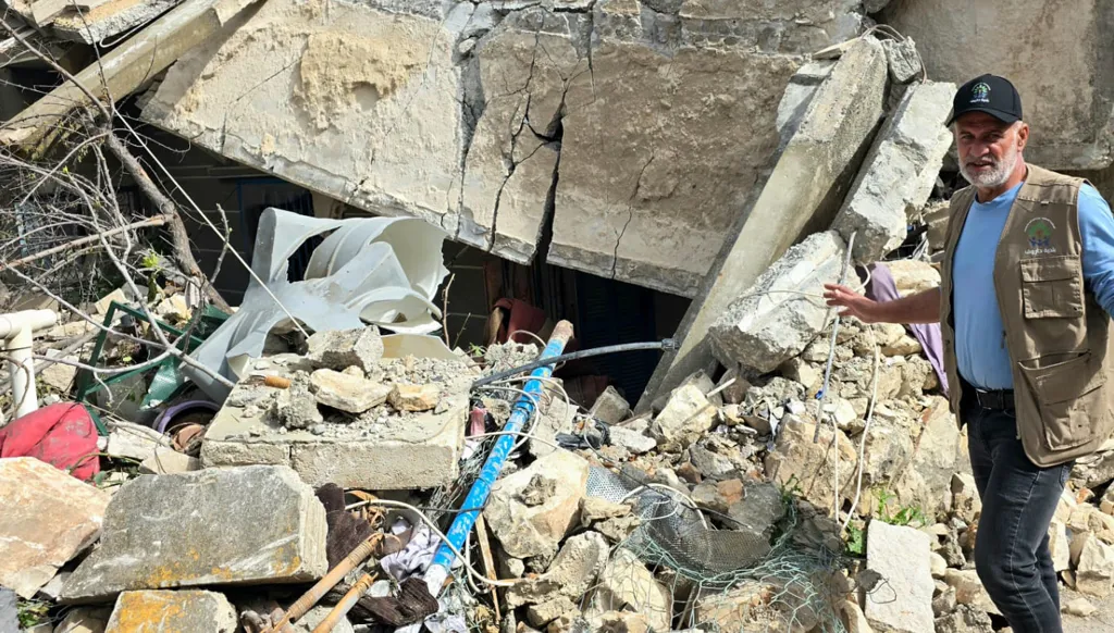 فيما آلة التدمير الإسرائيلية تمعن إبادةً... منزل الشاعر عبد الجليل وهبي يندثر