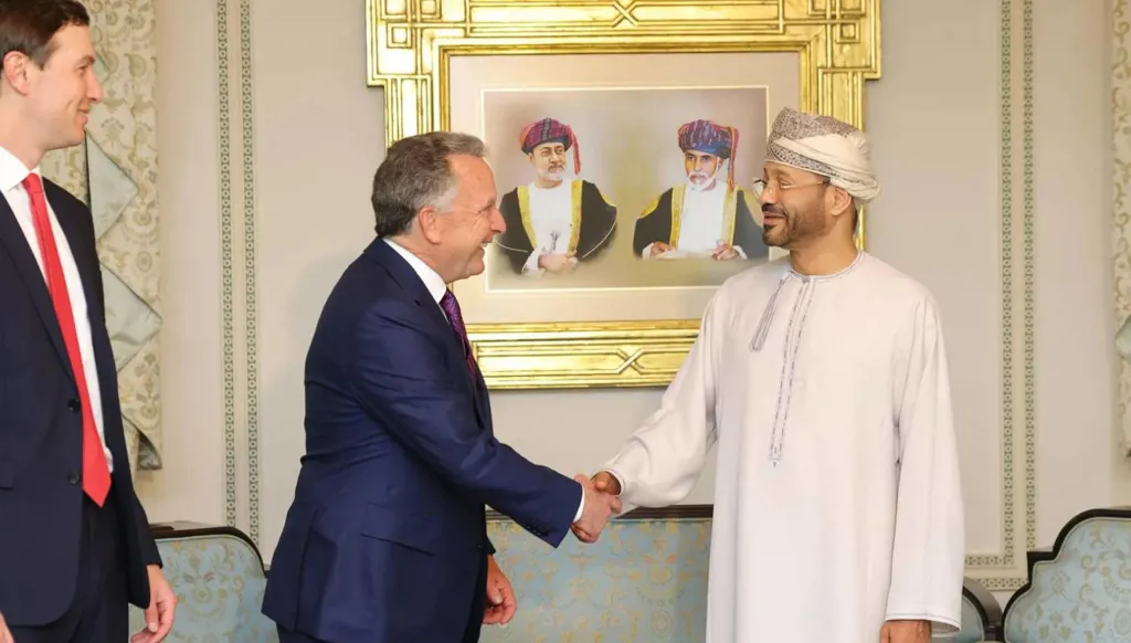 وزير الخارجية العُماني بدر البوسعيدي يرحب بالمبعوث الأميركي ستيف ويتكوف وبرفقته جاريد كوشنر، صهر الرئيس دونالد ترامب.