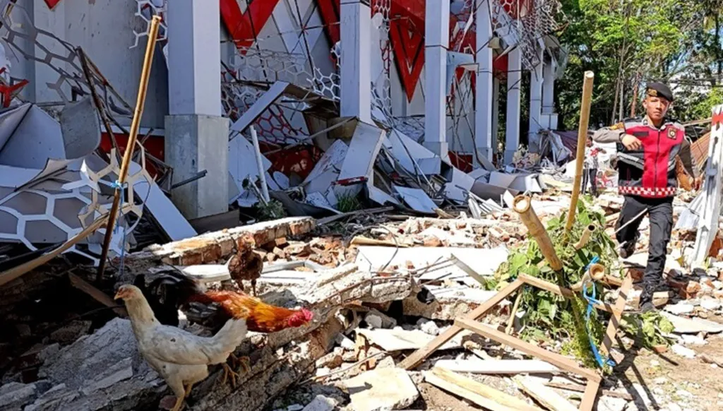 استمر بين 10 - 20 ثانية... مشاهد مروّعة من زلزال إندونيسيا