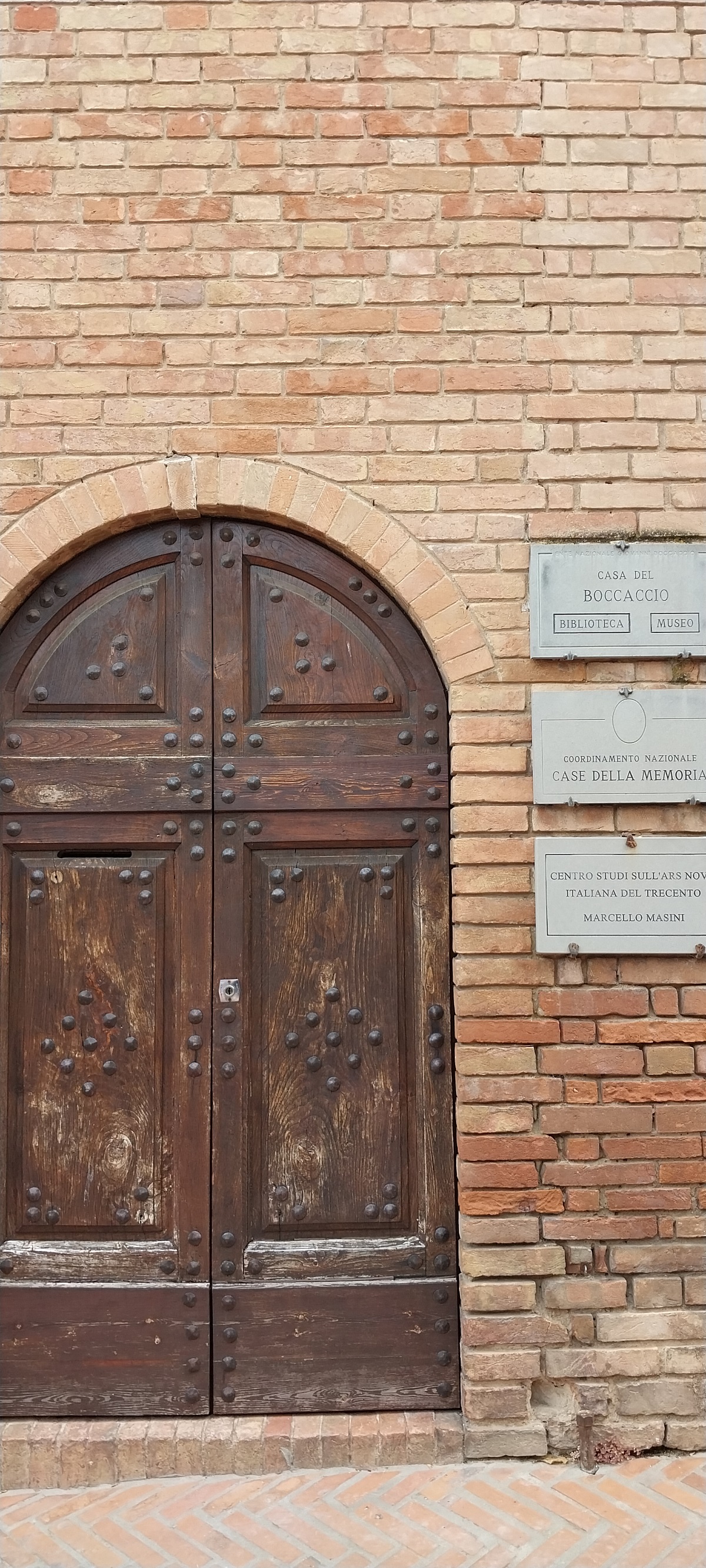 حيث الباب أمام منزل الشاعر.