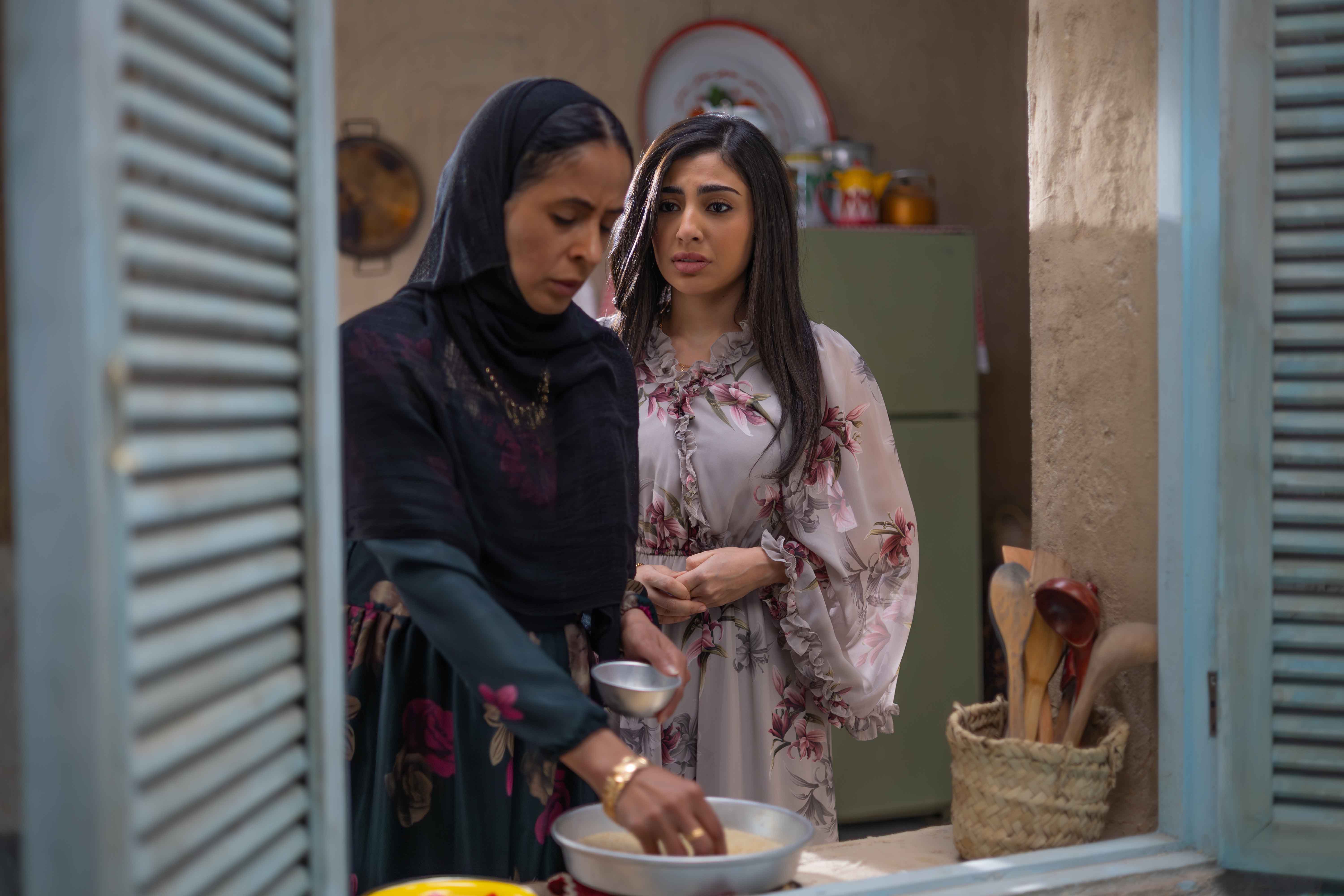 الاء سالم وعائشة كاي في مسلسل شارع الاعشى 2 (أم بي سي)