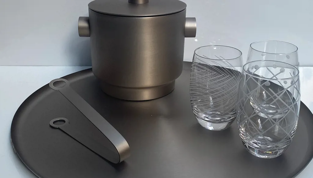 صينية كؤوس الويسكي مع وعاء للثلج