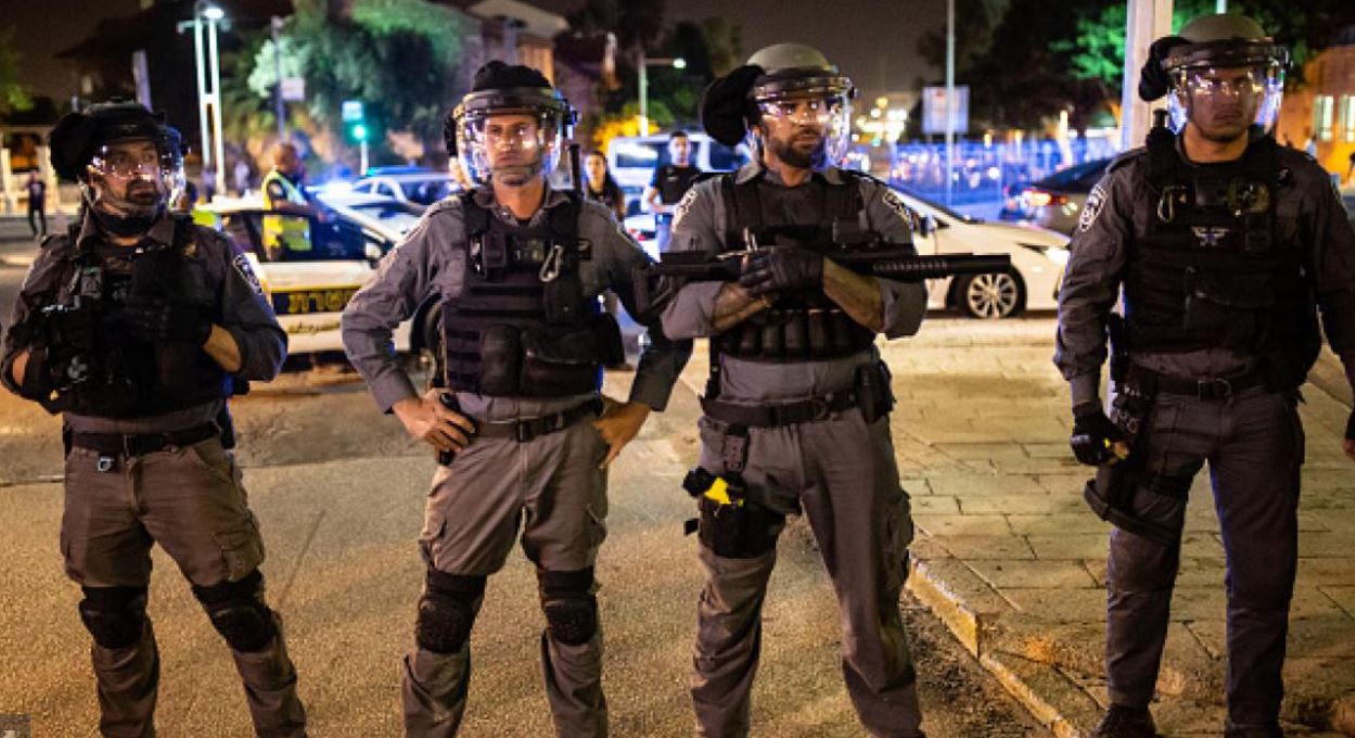 أفراد من الشرطة الإسرائيلية في حيفا (وكالات)