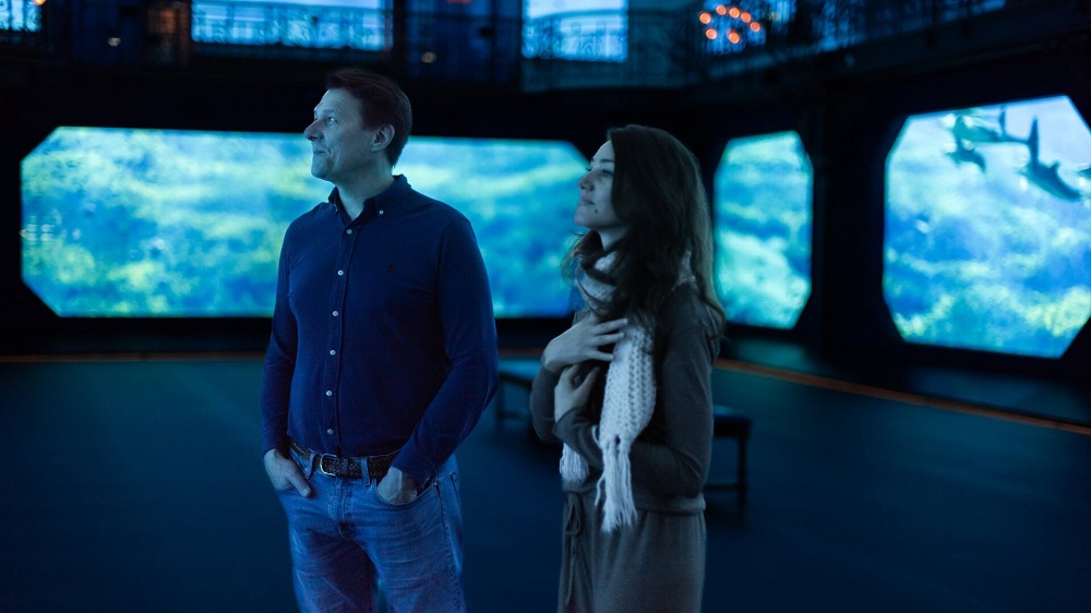 زائران خلال تقديم المعرض غداة الافتتاح.