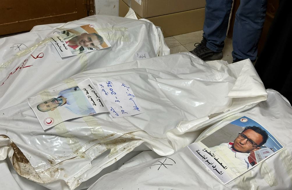 جثث بعض المسعفين (ا ف ب)