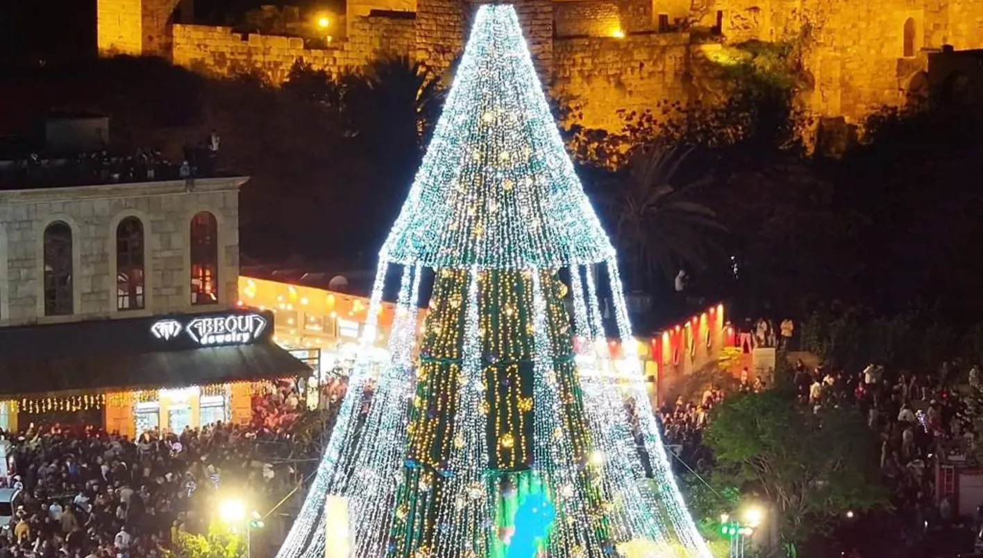 شجرة الميلاد تلوّن ليل جبيل... احتفال حاشد بإضاءتها في الشارع الروماني