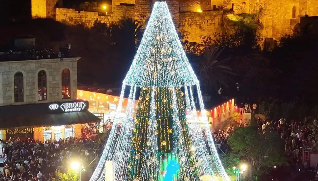 شجرة الميلاد تلوّن ليل جبيل... احتفال حاشد بإضاءتها في الشارع الروماني