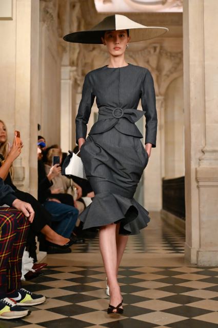 عرض جاكيموس في أسبوع الموضة للأزياء الجاهزة لخريف وشتاء 2026 في باريس (موقع WWD الإلكتروني)