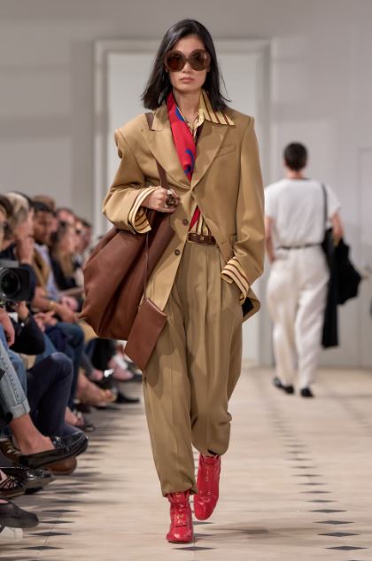 السروال الواسع، الحذاء بأسلوب الجزم والحقائب الضخمة من سيلين لربيع 2026 (إنترنت)