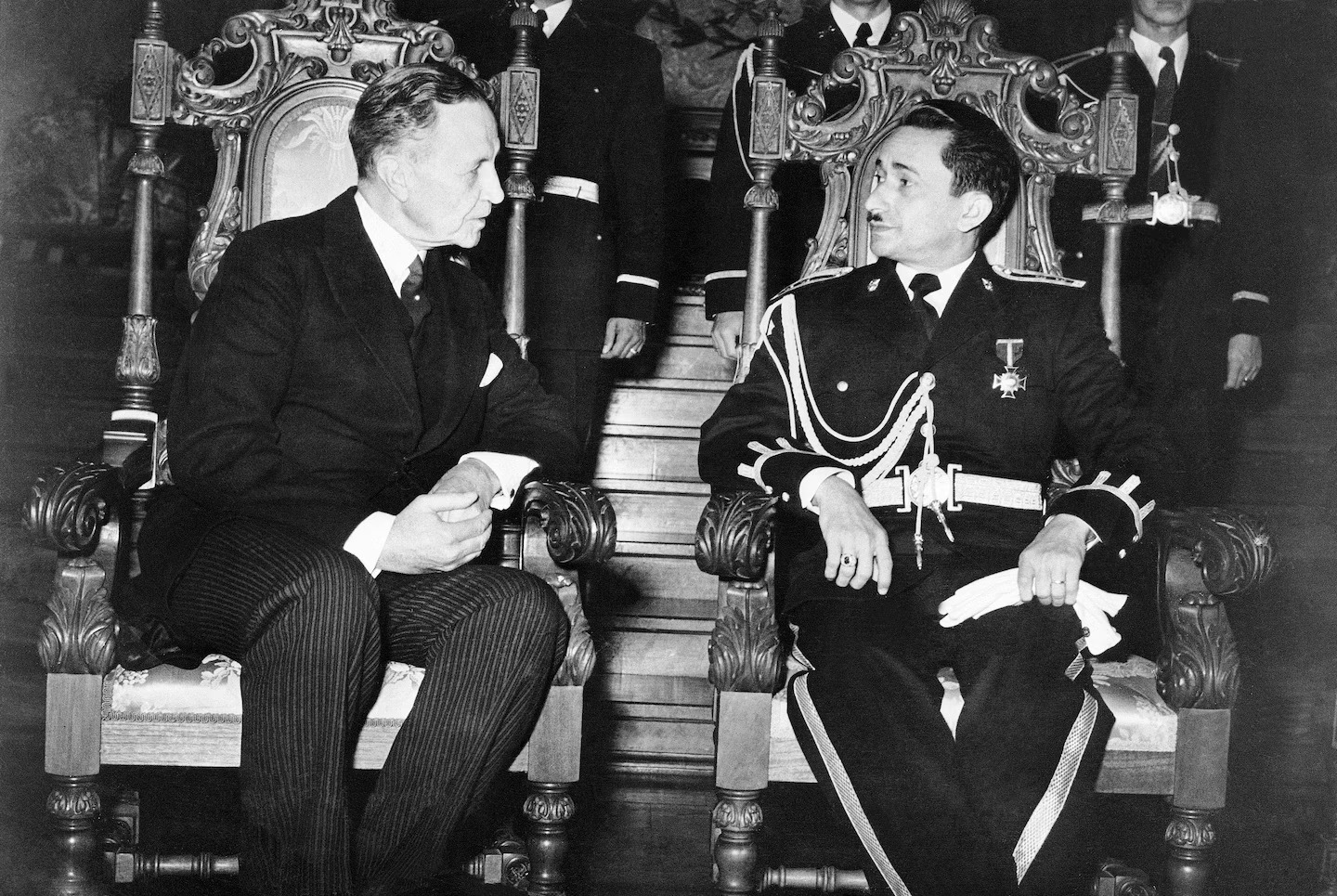 الرئيس الغواتيمالي كارلوس كاستيو أرماس (يمين) يتحدث مع نورمان أرمور، السفير الأميركي الجديد في البلاد، في 1954، (أ ب).