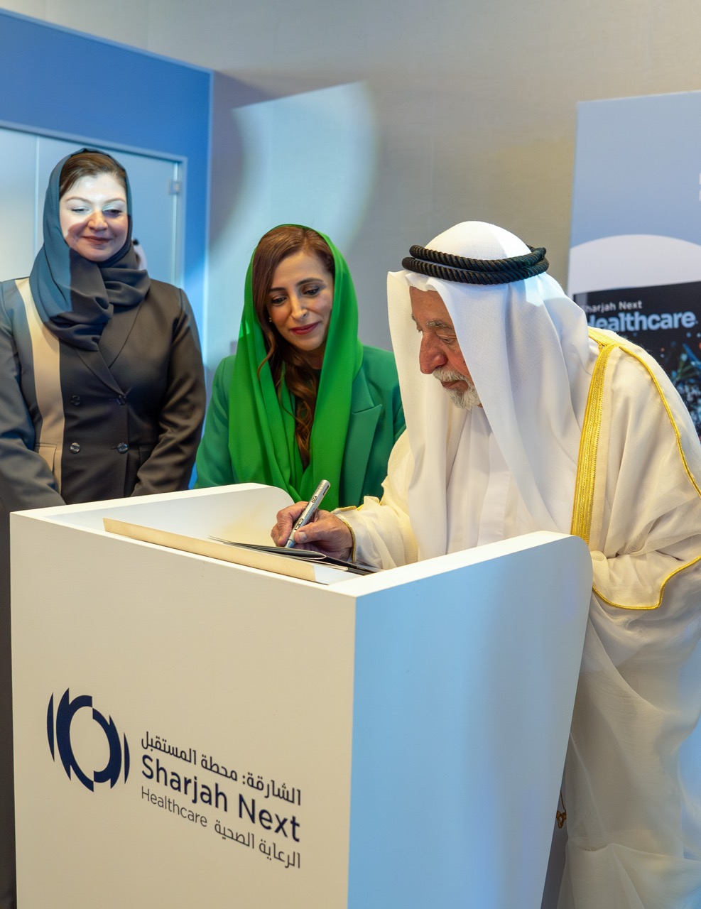 القاسمي يوقّع على نسخة من مجلة 'نيتشر'.