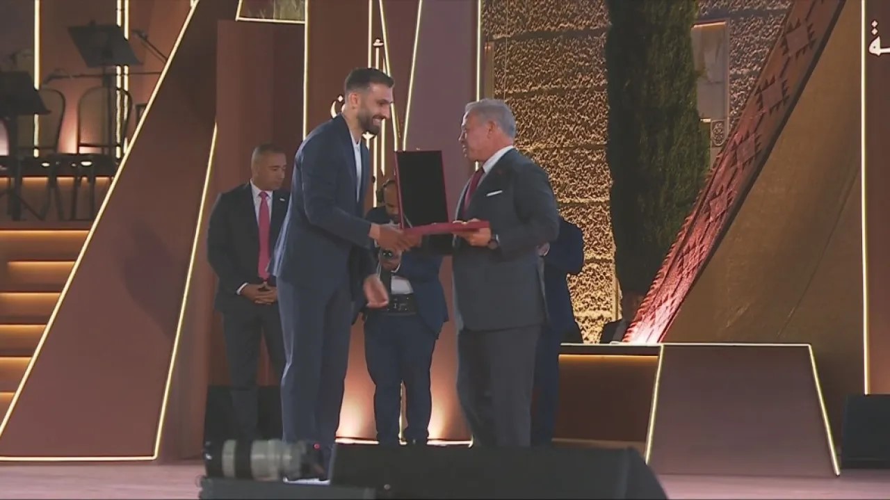 ملك الأردن يكرم المنتخب قبل كأس العالم 2026 بوسام الاستقلال. (إكس)