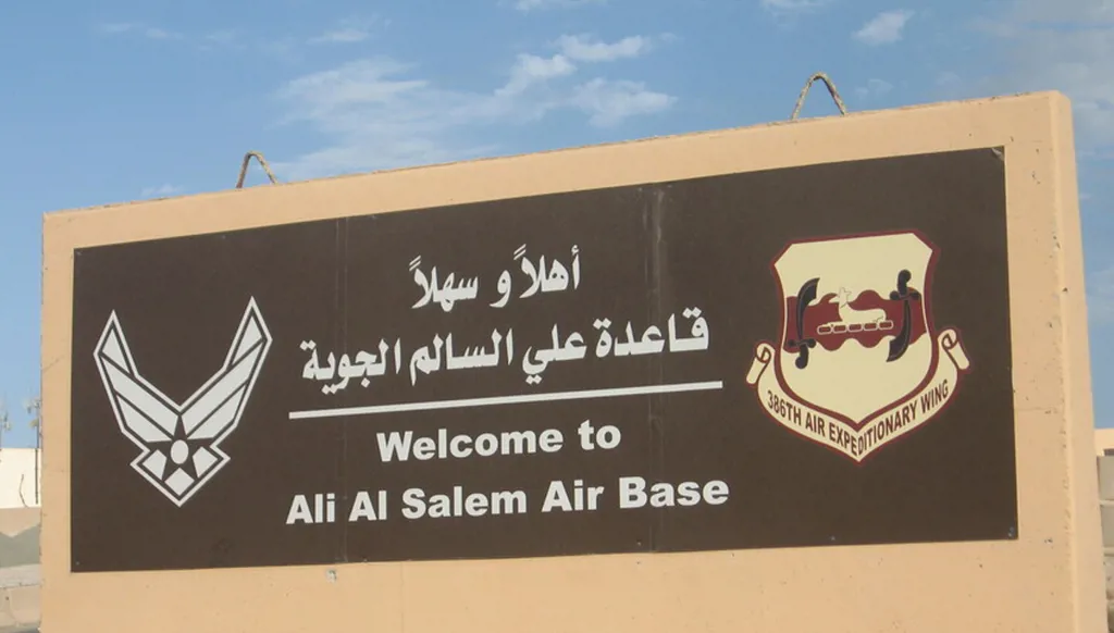 "بلومبرغ": سقوط حطام صاروخ إيراني على قاعدة علي السالم في الكويت