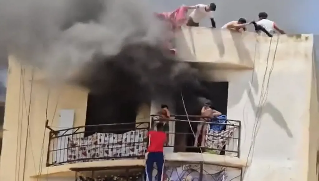 الجزائر... شاب يخاطر بحياته لإنقاذ طفلين من حريق مروّع (فيديو)