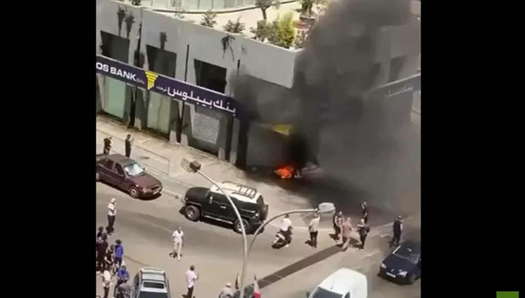 مصرفيون يتهمون المودعين