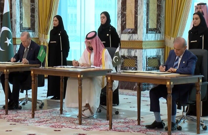 خلال توقيع اتفاقية مكة للدفاع المشترك (أرشيفية).