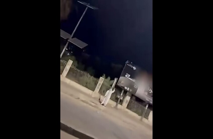 لقطة من فيديو تمزيق أحد إعلانات حفلة أصالة في دمشق. (النهار)