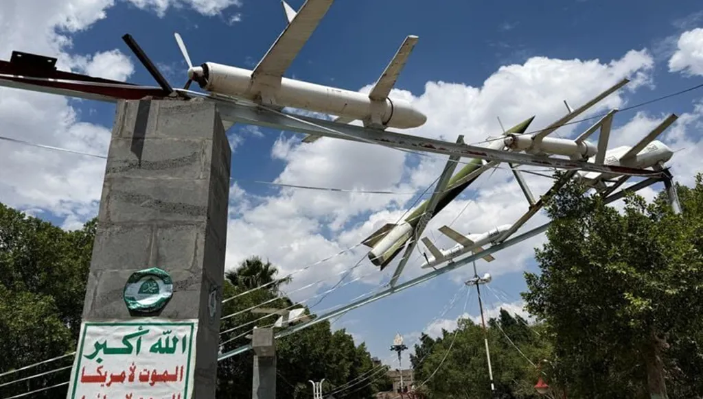 مجسّمات لطائرات مسيّرة معروضة في ساحة التحرير بصنعاء، 15 أيلول/سبتمبر 2026. (رويترز)