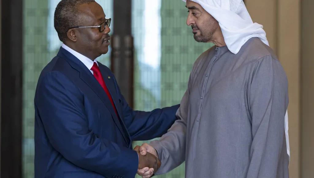 بن زايد ورئيس غينيا بيساو يبحثان علاقات التعاون ويتبادلان الأوسمة