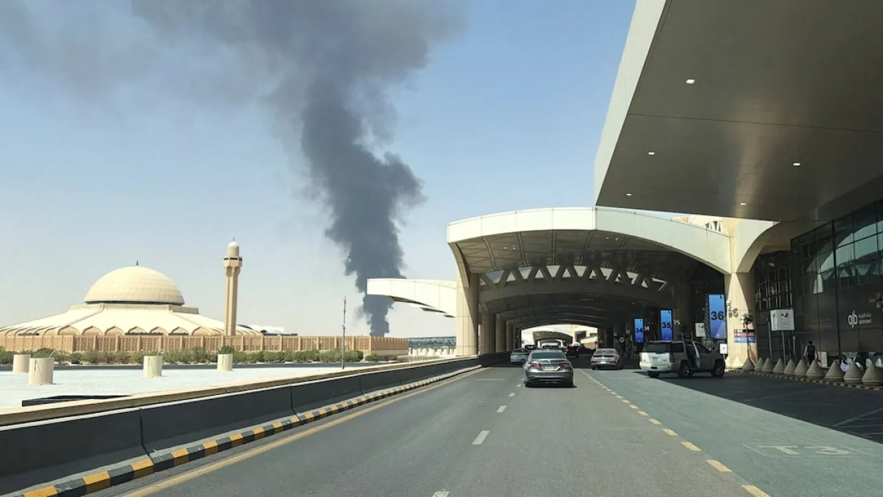 دخان يتصاعد من مطار الرياض بعد قصف حوثي سابق (أرشيفية)