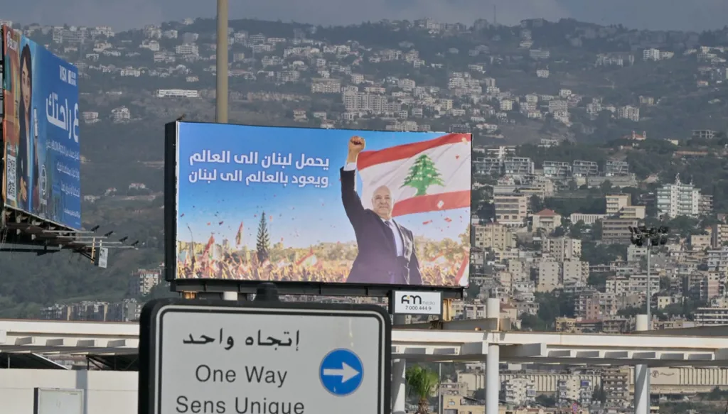 لافتات على طريق المطار (نبيل اسماعيل)