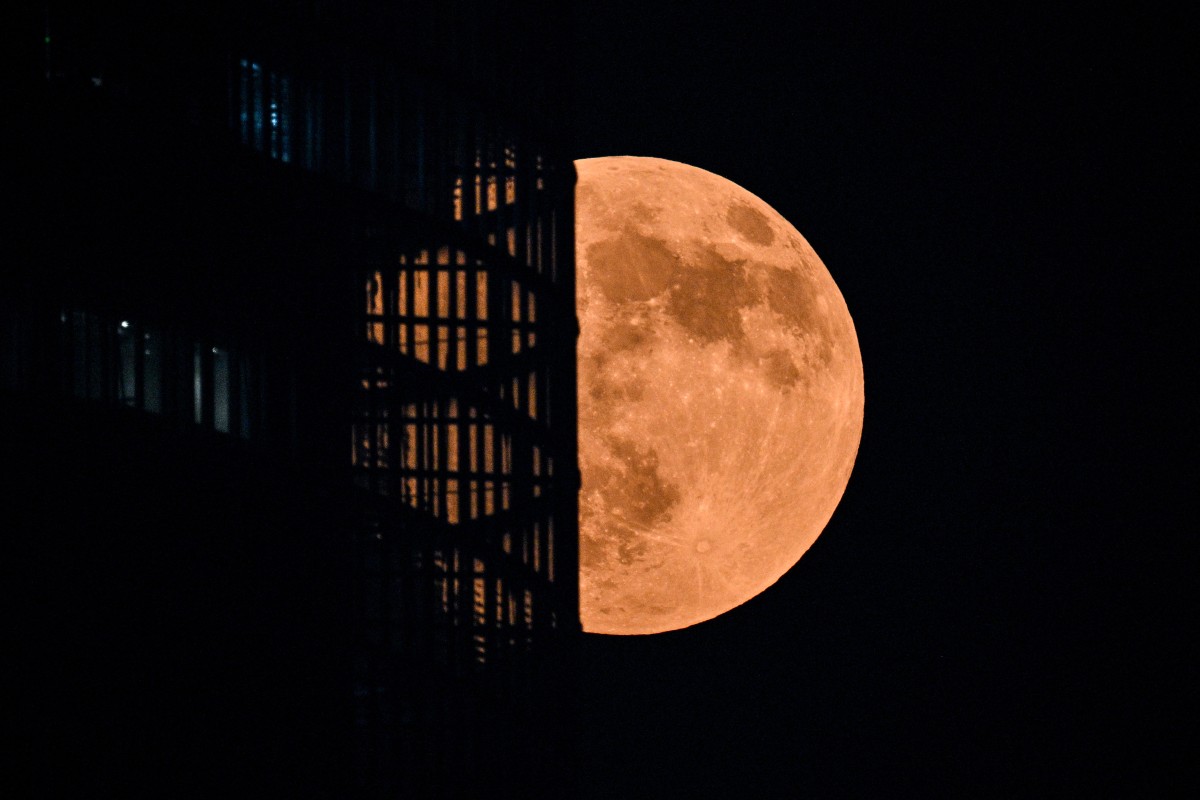 مشهد من رصد خسوف القمر في الصين (أ ف ب)