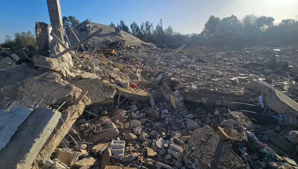 بالصور- قوة إسرائيلية تتوغل في بليدا جنوبي لبنان وتنسف منزلاً