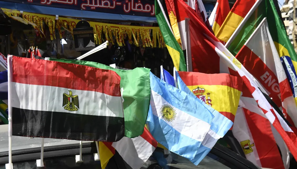 أعلام المنتخبات المشاركة في المونديال (حسام شبارو).