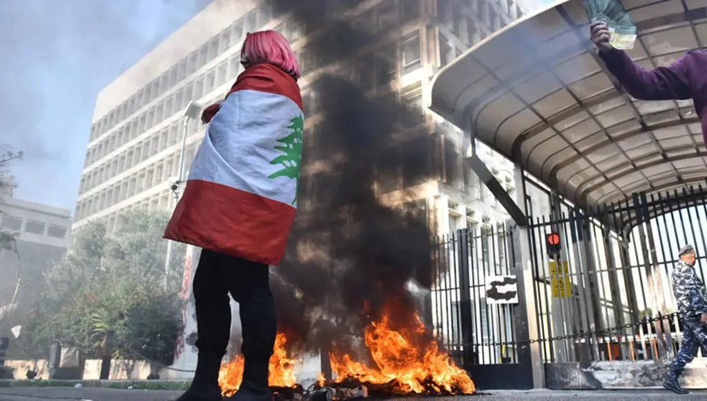 لبنان - فجوة التمويل تهدّد الـ100 ألف دولار... فهل تتعثر إعادة الودائع؟