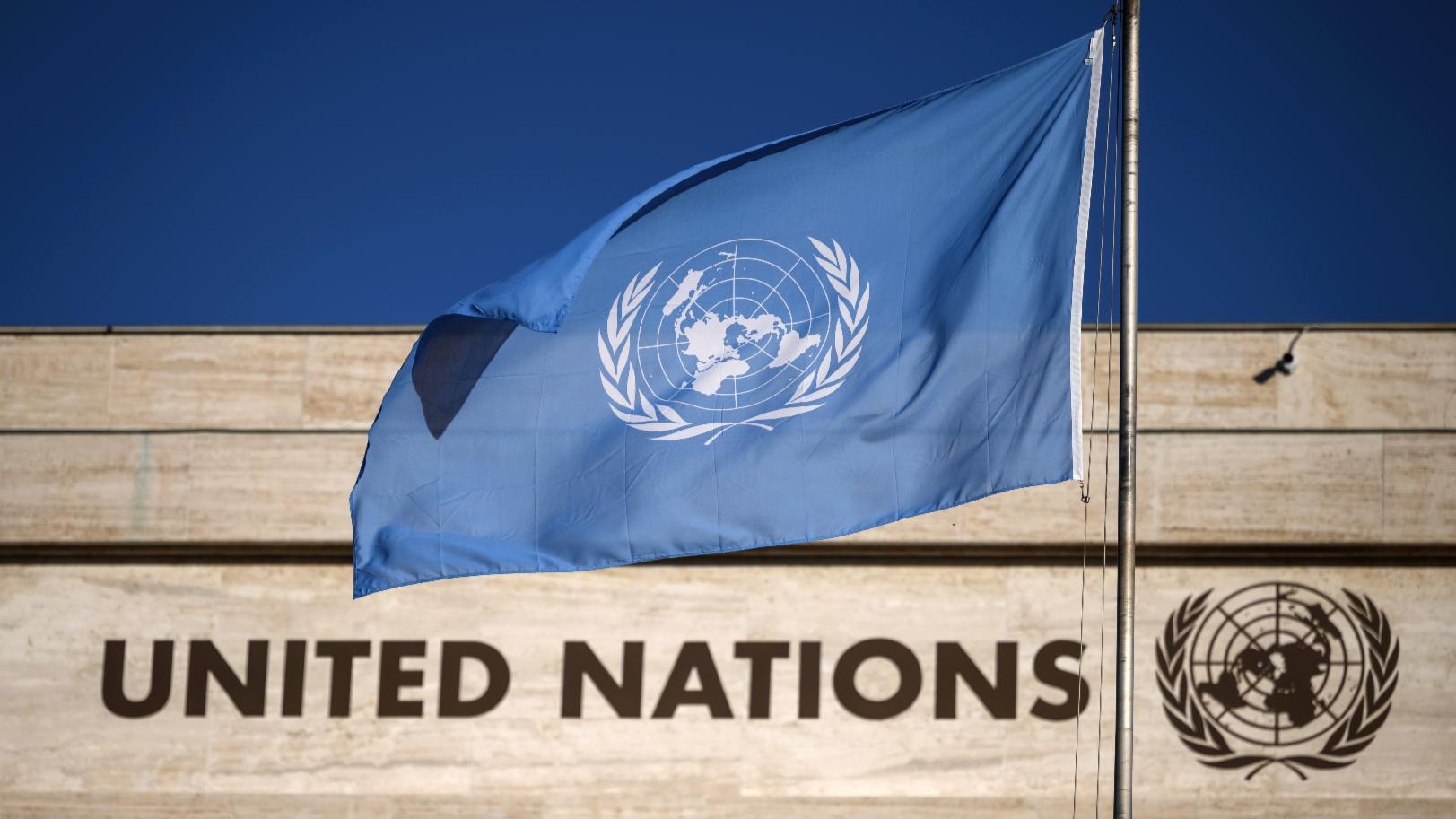 علم الأمم المتحدة على مقرها الرئيسي في نيويورك. (أ ف ب)