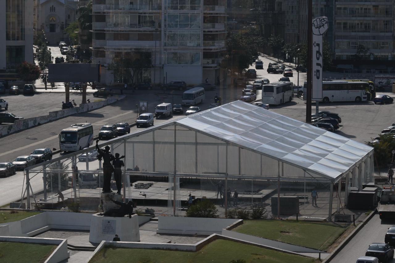 نصب الخيمة التي سيلتقي بها البابا لاوون مع رؤساء الطوائف الإسلامية في ساحة الشهداء. (نبيل اسماعيل)