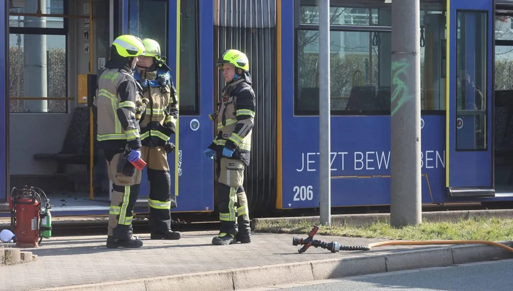 سكب عليها مادة مشتعلة... رجل يضرم النار في امرأة داخل ترام