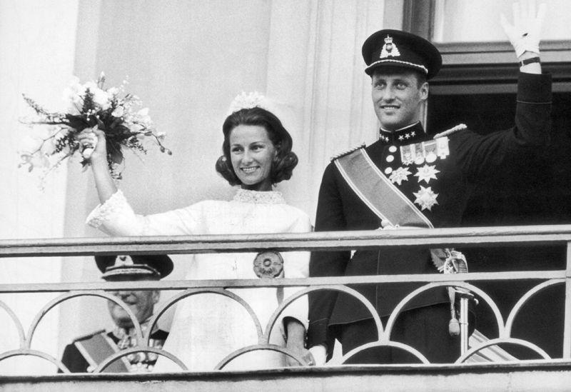 ولي عهد النرويج آنذاك هارالد وسونيا هارالدسن يوم زفافهما عام 1968، بعد سنوات من الانتظار قبل الحصول على الموافقة على الزواج. (Royal Court of Norway)
