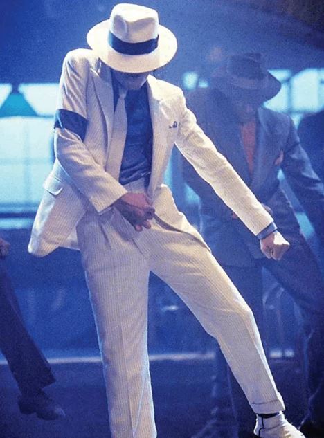 مايكل جاكسين والبدلة البيضاء الايقونية (انترنت)