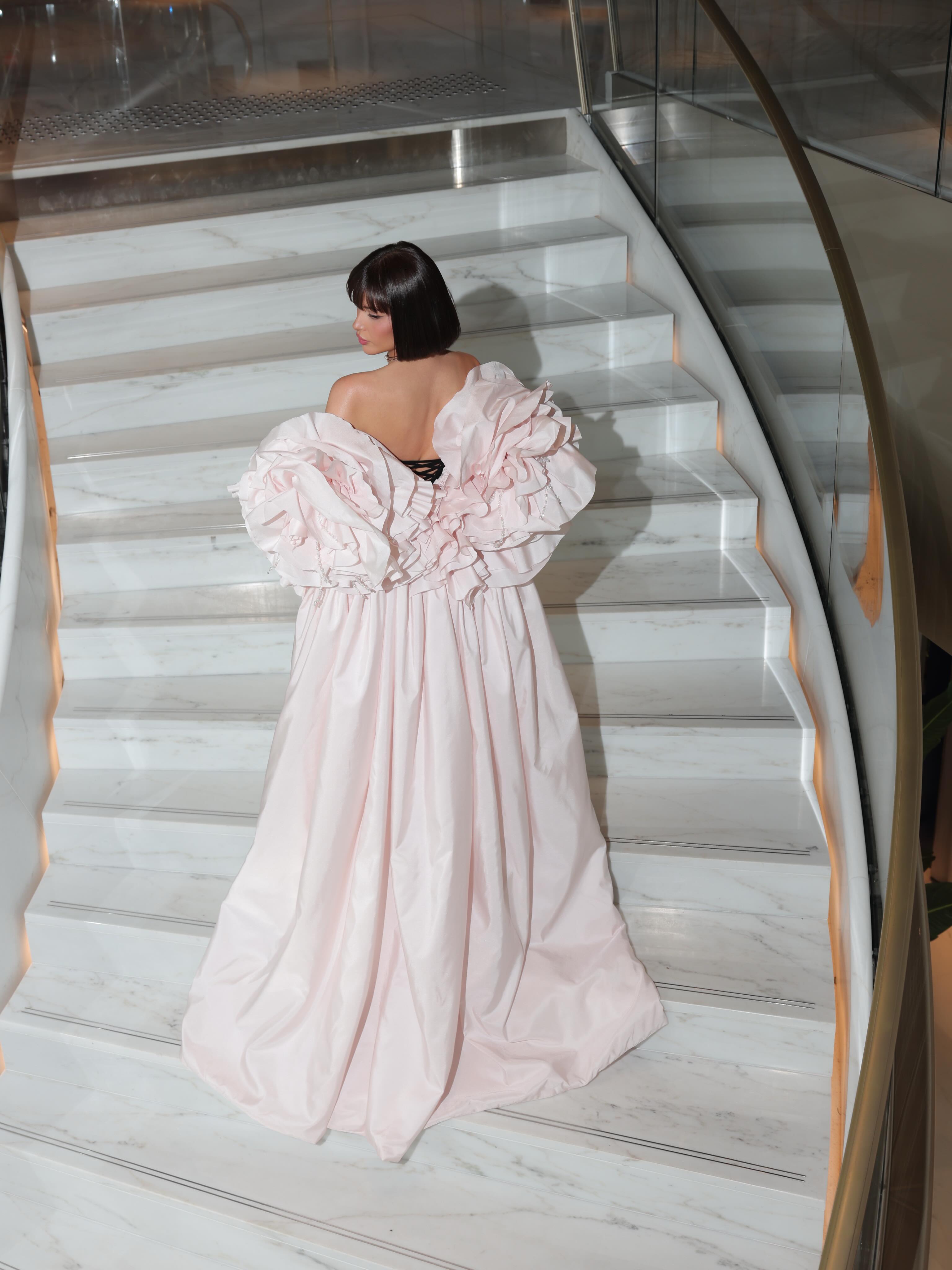 عزة سليمان بتصميم خديجة السنيدي IKH Fashion (إنستغرام)