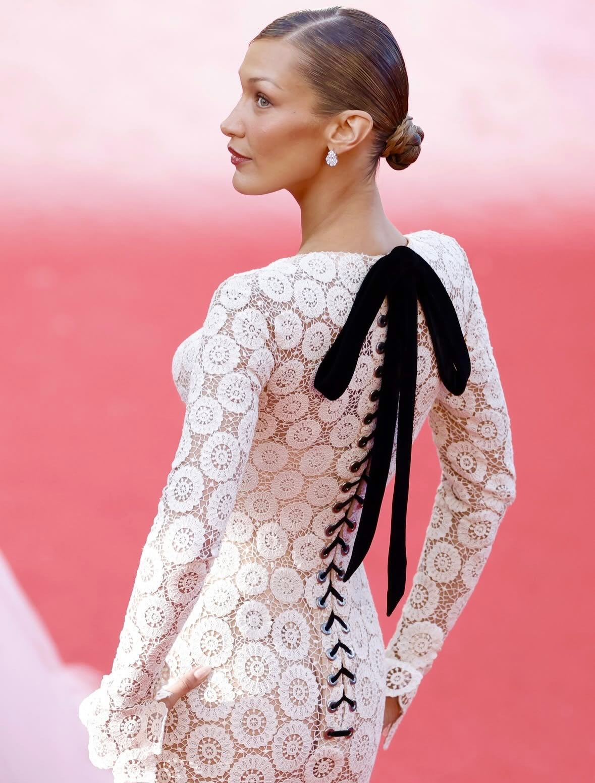 بيلا حديد على السجّادة الحمراء بتصميم سكياباريلي (إنستغرام)