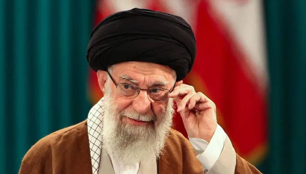 سجال بين خامنئي وماسك على "إكس"... والأخير يردّ بالفارسيّة!