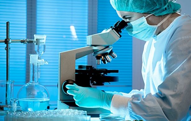 باحثة في مختبر طبي للأبحاث (انترنت)