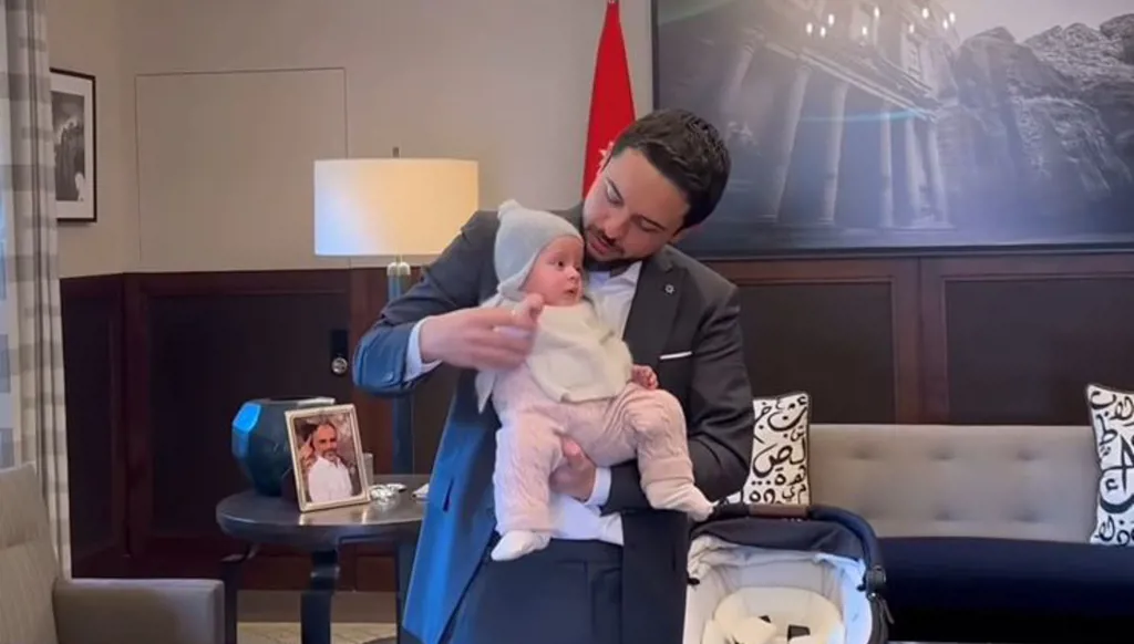 الأميرة إيمان... مدللة والدها الأمير الحسين في صورة جديدة تجمعهما