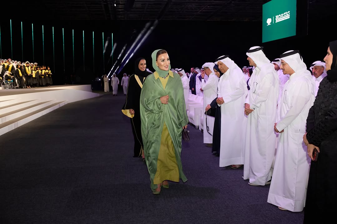 الشيخة موزة بإطلالة القفطان النعناعي خلال تكريم خريجي مدارس مؤسسة قطر (انستغرام)