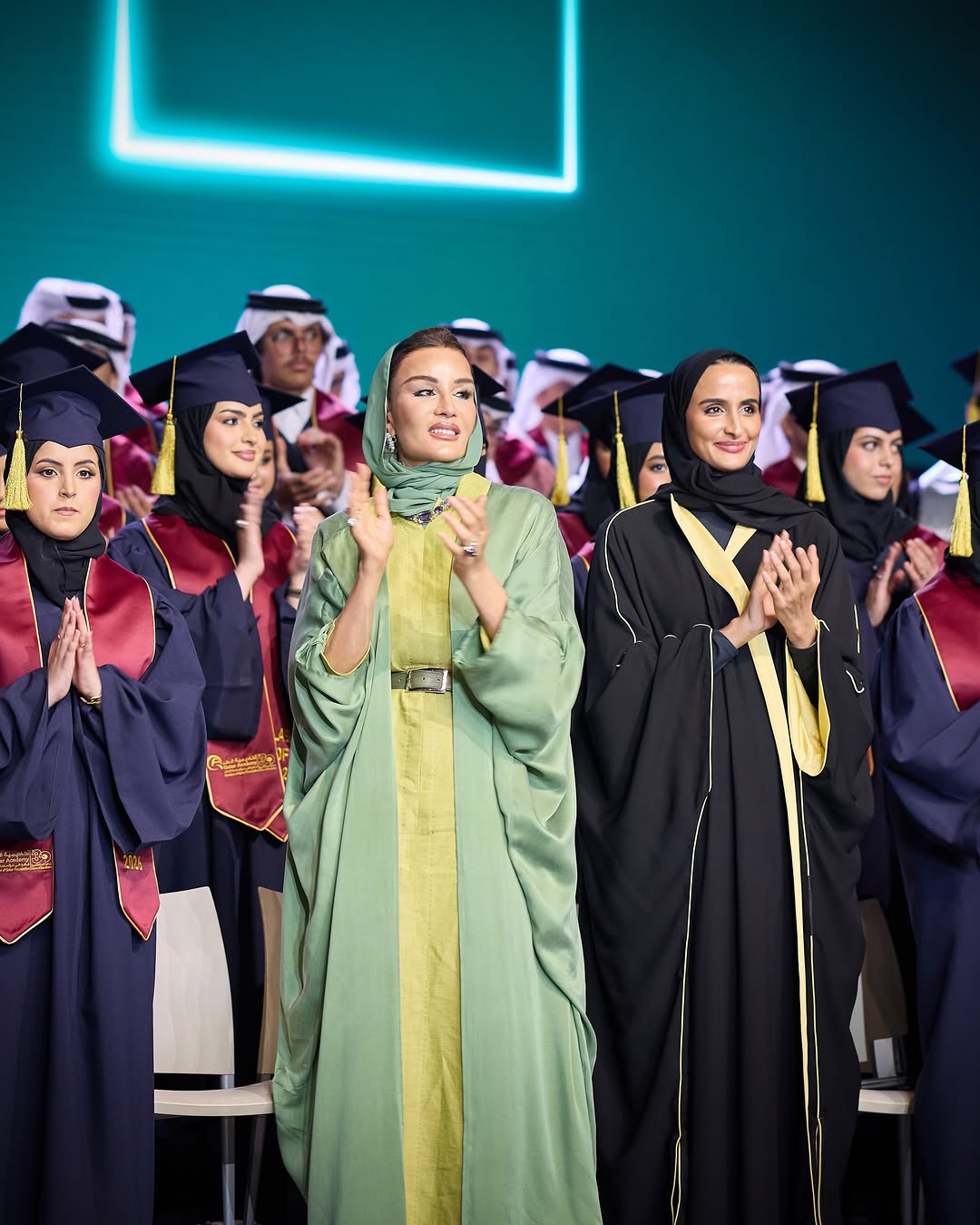 الشيخة موزة بإطلالة صيفية خلال تكريم خريجي مدارس مؤسسة قطر (انستغرام)
