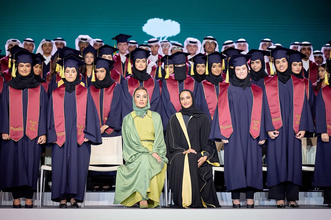 الشيخة موزة بإطلالة صيفية خلال تكريم خريجي مدارس مؤسسة قطر (انستغرام)