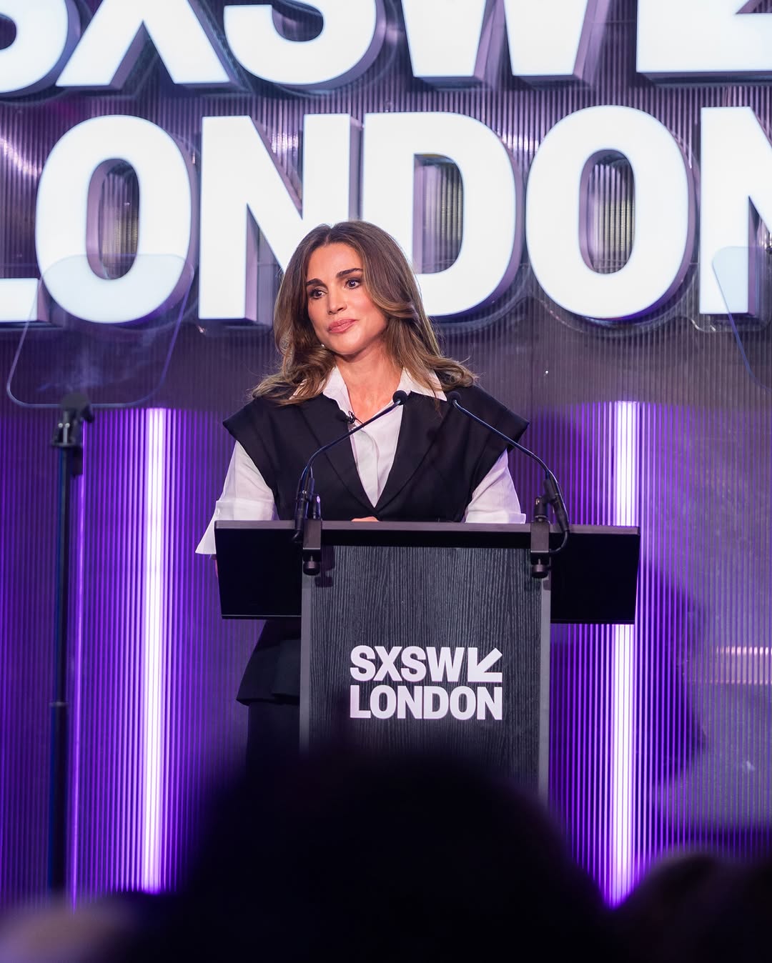 الملكة رانيا بإطلالة ديور في مؤتمر SXSW London (انستغرام)