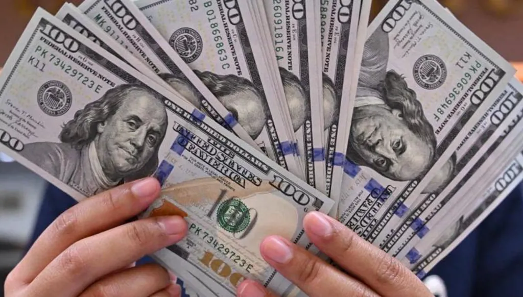 الدولار ينخفض بعد تأجيل ترامب ضربات على محطات كهرباء في إيران