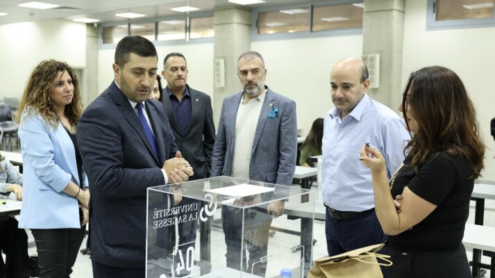 صندوق اقتراع في الجامعة (مواقع)