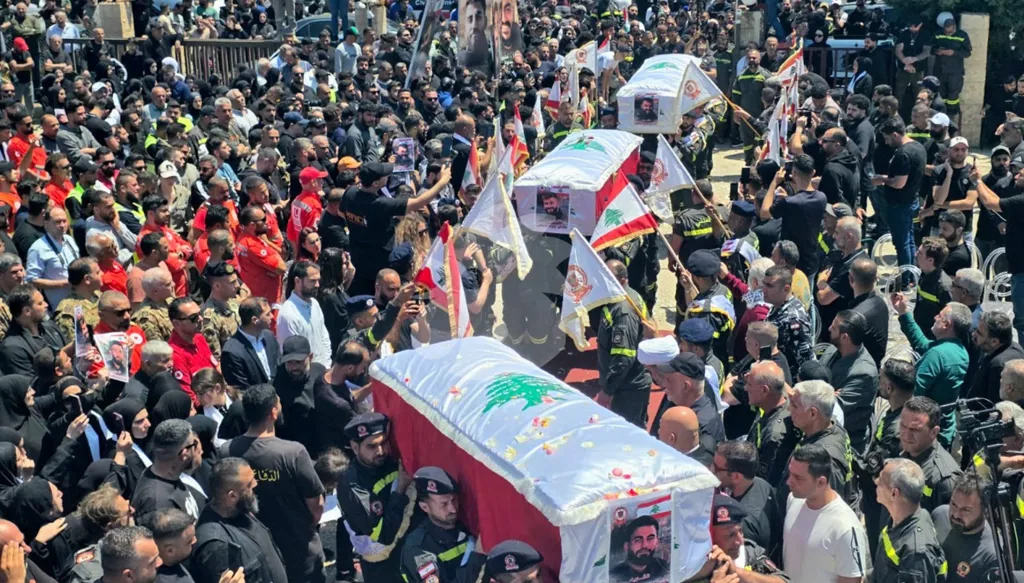 تشييع عناصر الدفاع المدني ضحايا الغارة الإسرائيلية في مجدل زون. (أحمد منتش)