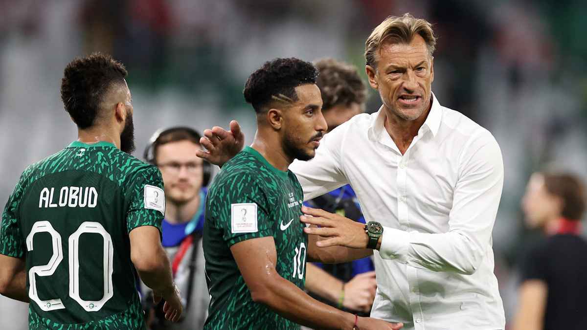 الدوسري مع رينارد. (وكالات)