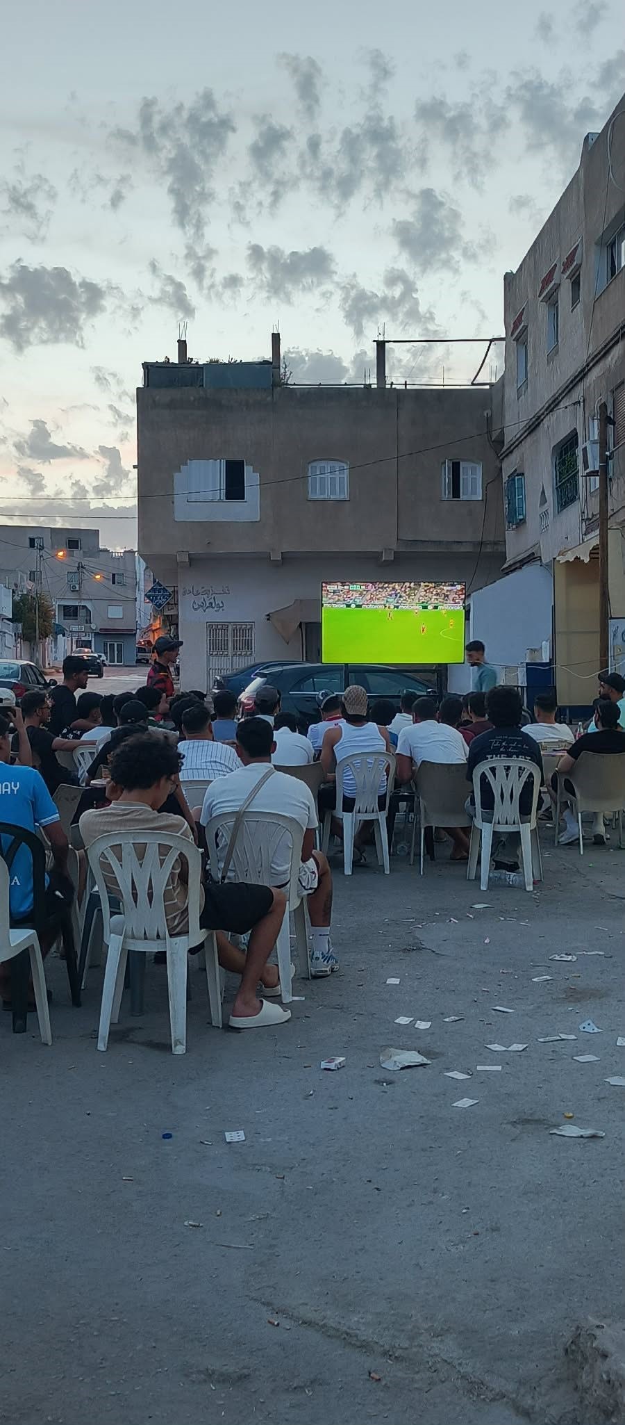 جماهير تونسية تشاهد المباراة.